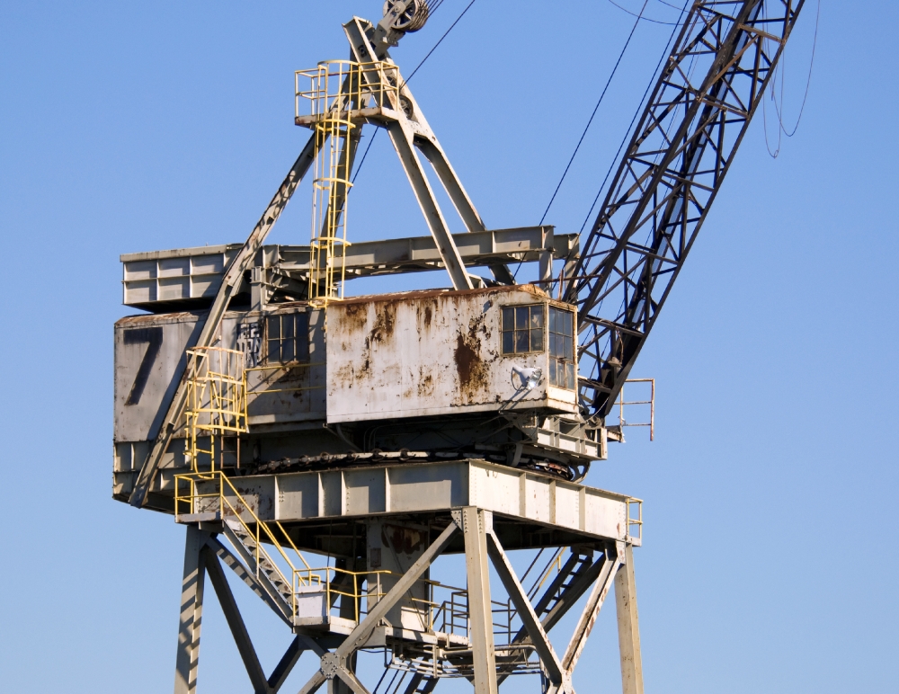 picture of old looking crane used for ships