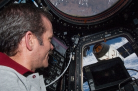 commander hadfield with spacex dragon cargo craft