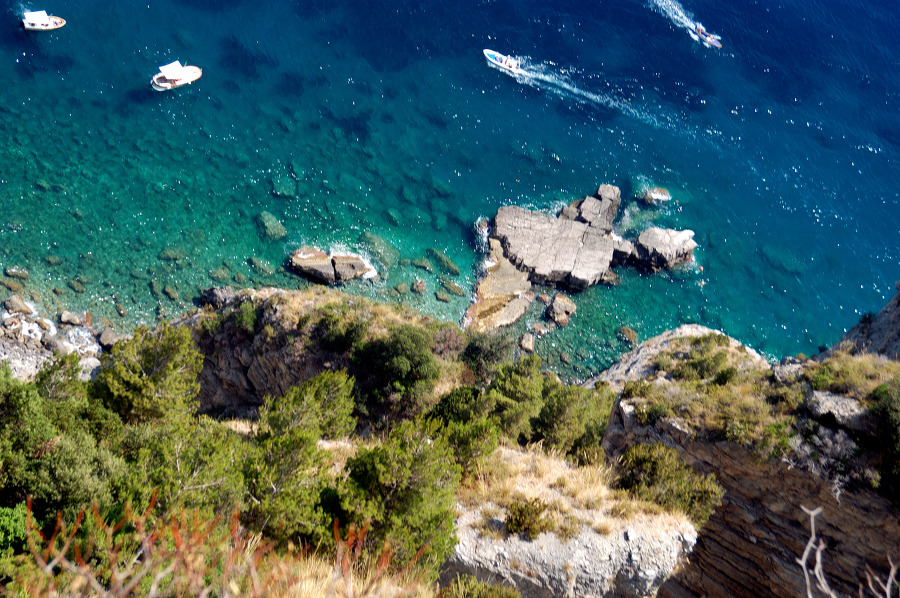 colorful blue green water of the amalfi coast 3186