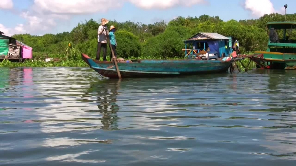 people living on boats on the cambodia river
