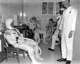 Apollo 1 crew suited for chamber test KSC