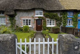 Country House with flowers and thatched roof in Ireland