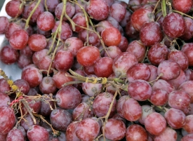 fresh-grape-bunches-sold-at-market