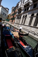Gondolas on the narrow canal in Venice Photo 8289