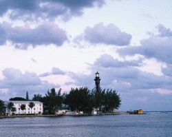 Hillsboro Inlet Lighthouse between Fort Lauderdale and Boca Rato