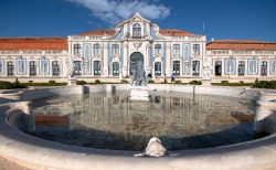 Large splash fountain at the Palace of Queluz