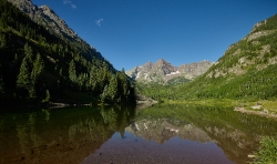 maroon-bells-twin-peak-formation-reflects-in-maroon-lake