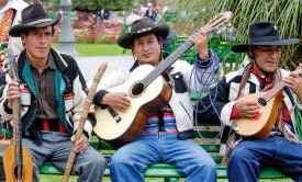 musicians sitting with guitars cuzco per 009