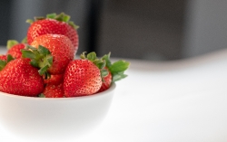 photo image bowl of blueberries strawberries on dark background