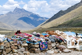 selling blankets peruvian mountains 013