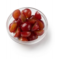 whole red grapes in clear bowl 2