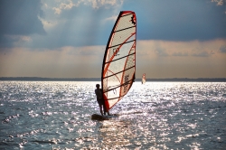 windsurfers in indian river bay between dewey beach and bethany 