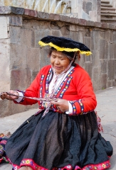 woman sitting and weaving good peru 009