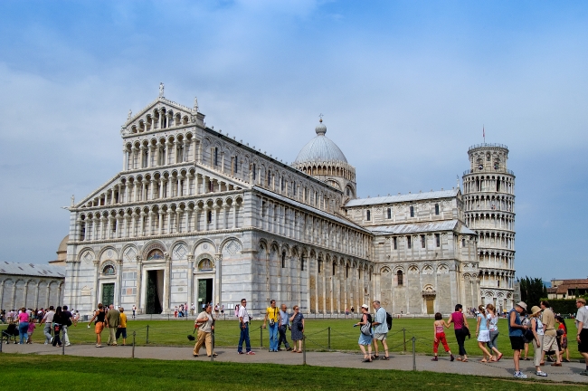  Vistors at Leaning Tower of Pisa