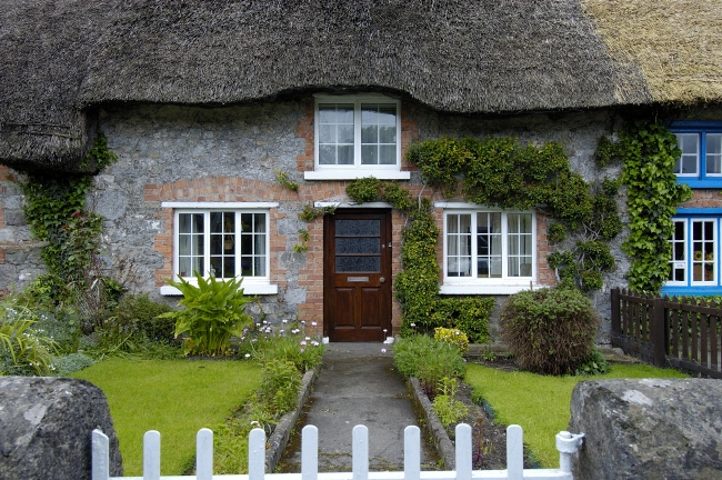 Country House with flowers and thatched roof in Ireland