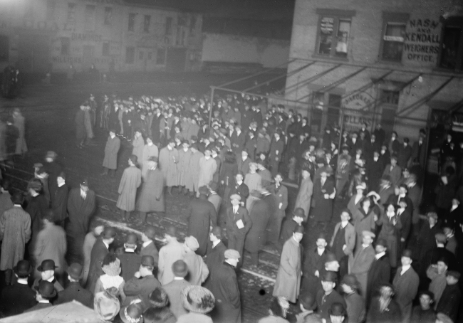 crowd awaiting titanic survivors 1912