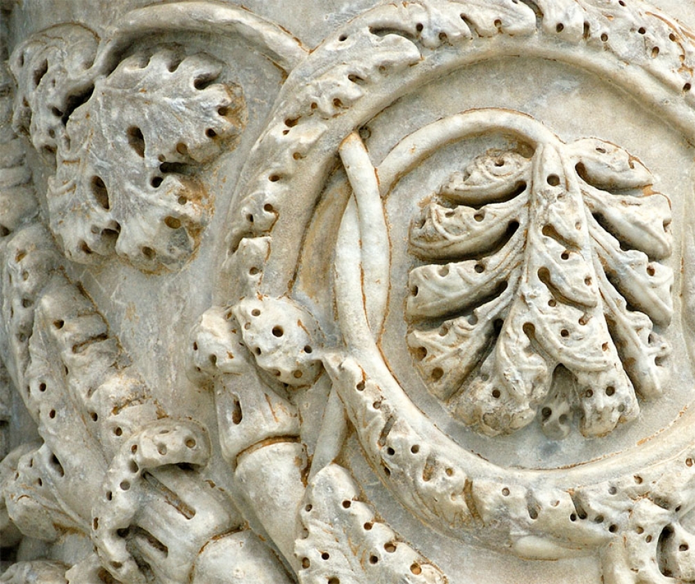 decorative carvings in columns pisa italy photo 1214be22