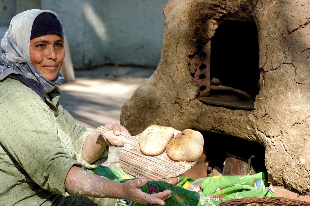 Egyptian women making fresh bread 5438