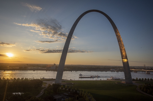 gateway arch is a 630 foot monument in st louis missouri