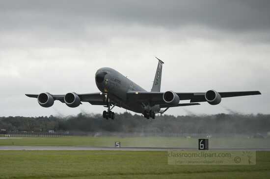 Aircraft Photos-KC-135 Stratotanker aircraft taking off