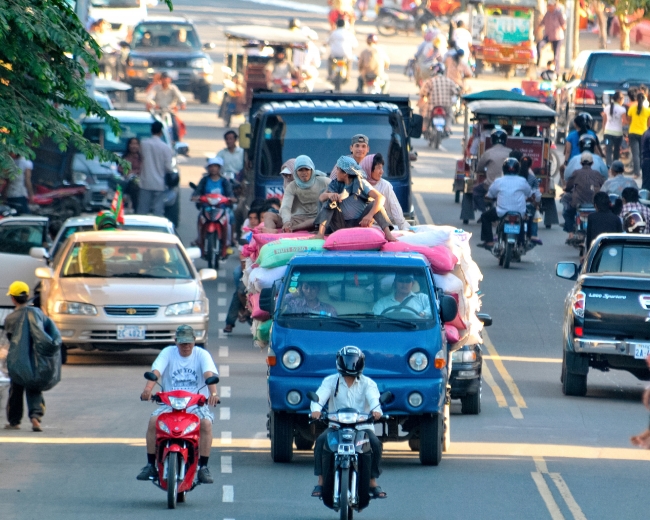 Mopeds-trucks-auto-phnom Penh Cambodia 