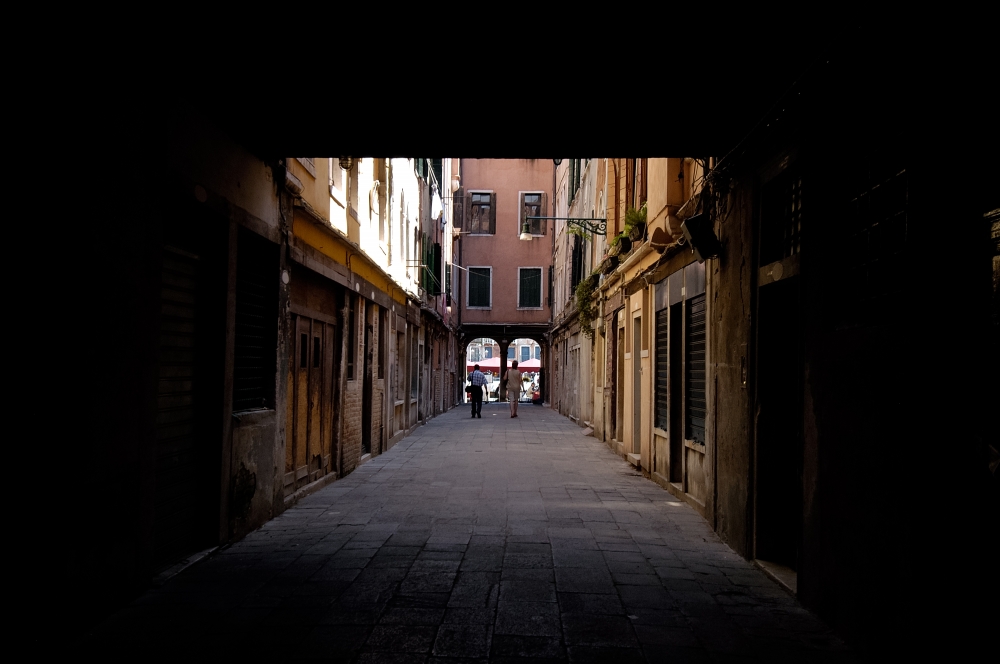Narrow alley in Venice Italy 8361