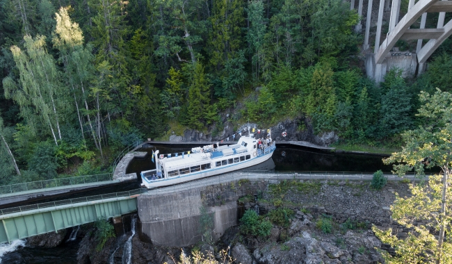 passenger-boat-on-the-aqueduct-along-the-Dalsland-Canal-Hafverud