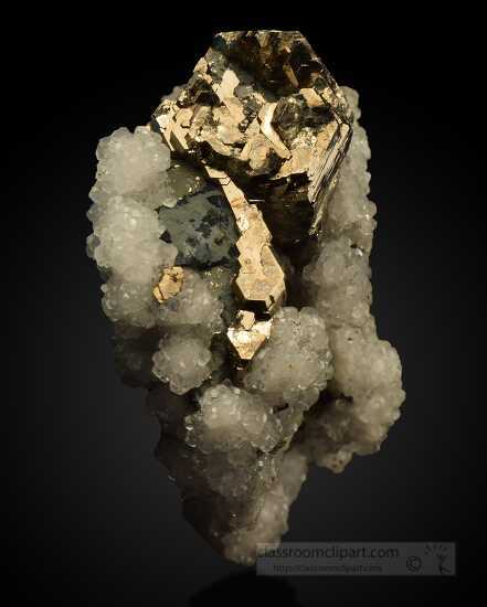 photo of mineral pyrrhotite is an iron sulfide mineral related to iron pyrite