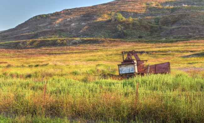 Photo old farm equipment early morning light