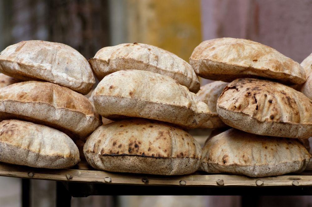 photo stack of fresh pita bread for sale in egypt image 5199