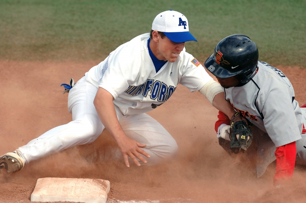 player tags runner at base