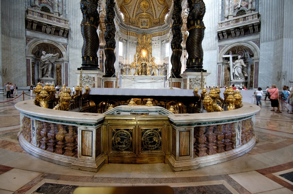 st peters basilica altar with Berninis baldacchino photo 0720b