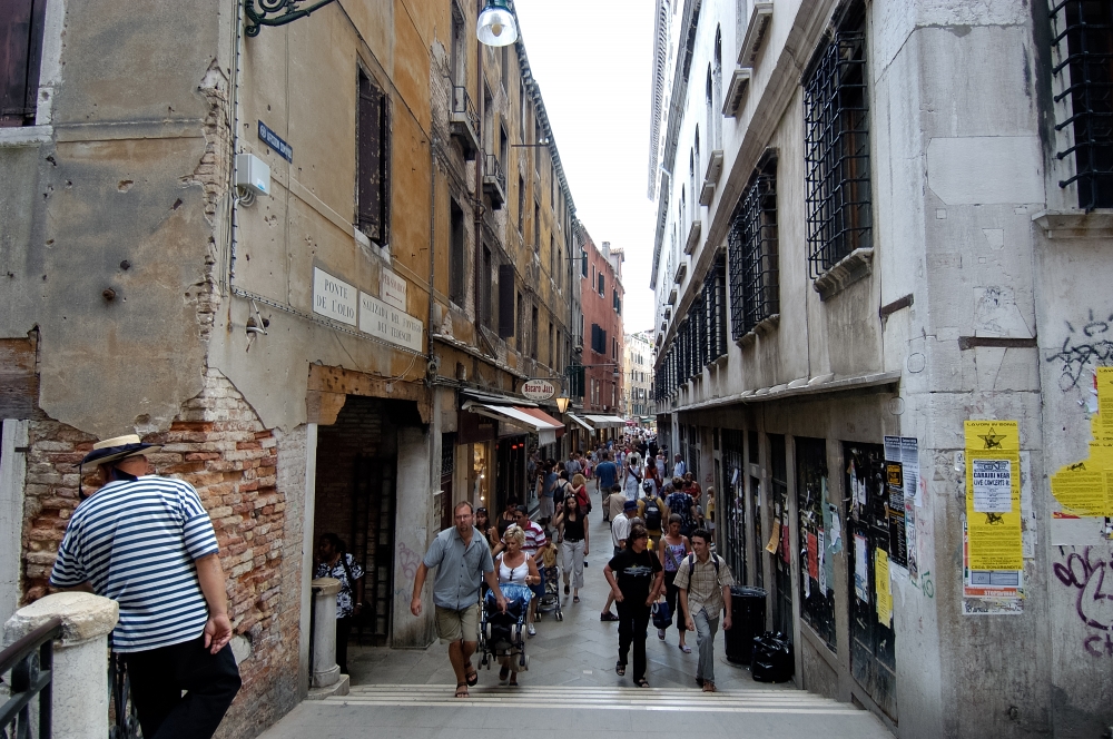 stores along venice canals 8427