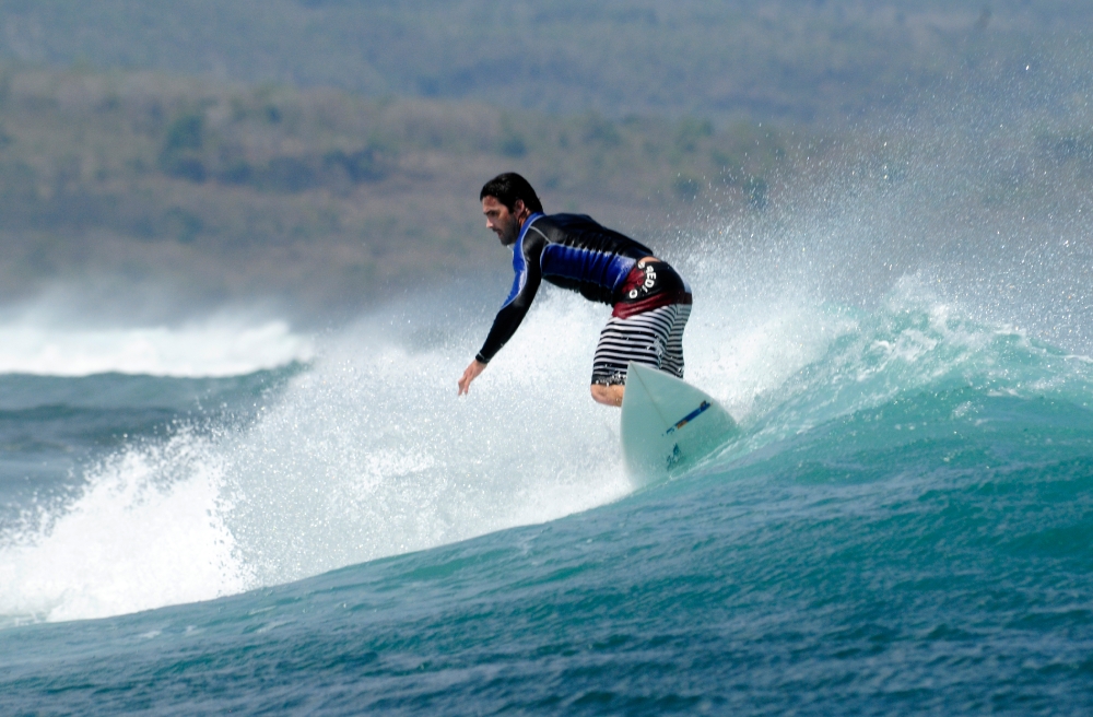 Surfing Indonesia