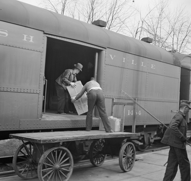 Unloading express from train