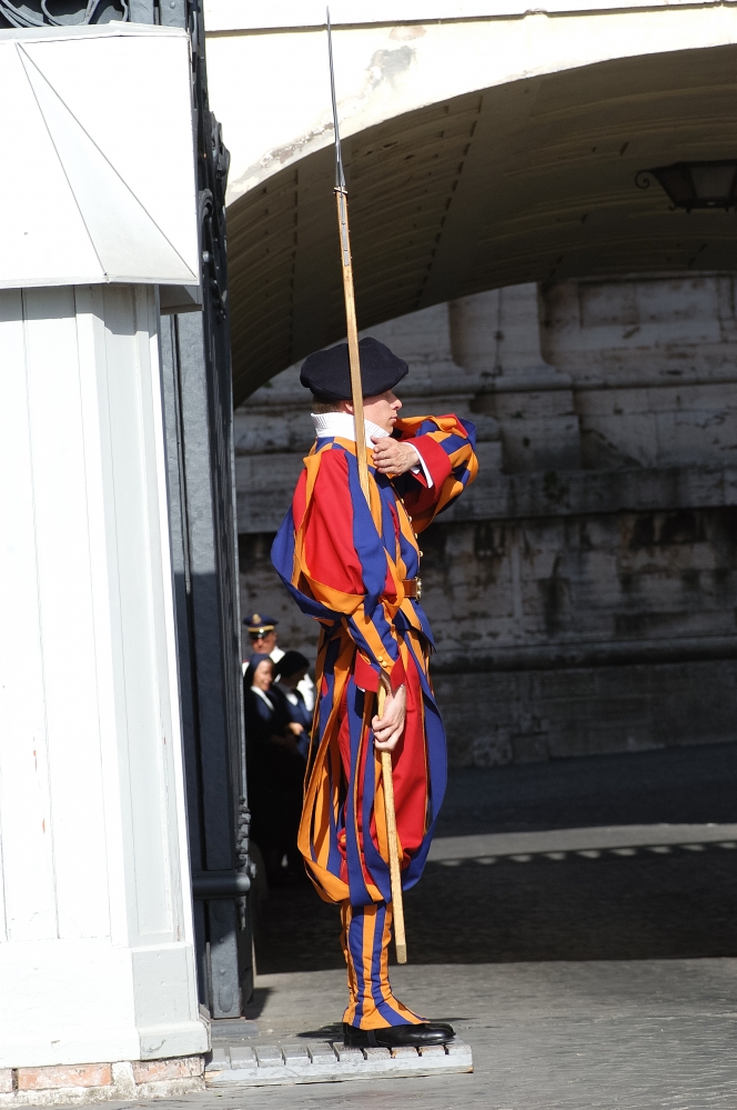 vatican swiss guards st peters rome italy photo 7575