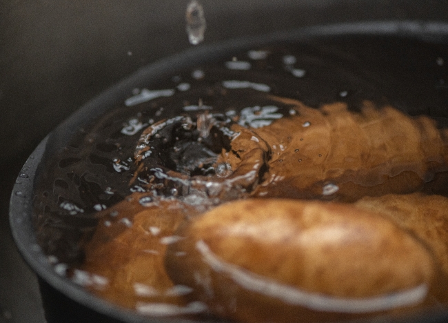washing-potatoes-under-running-water-photo-8509936