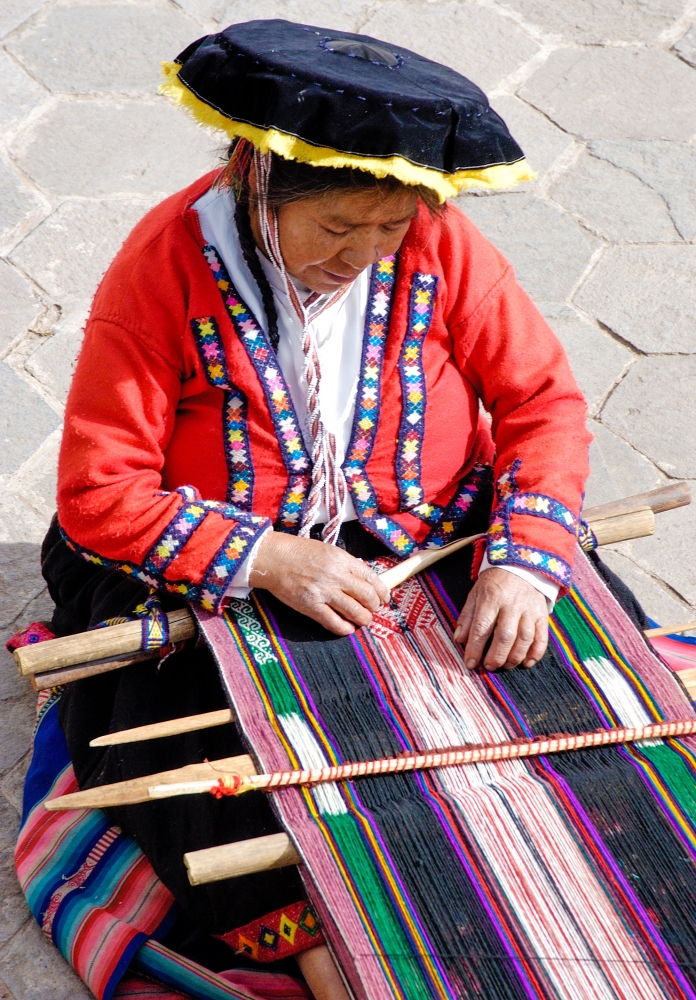 woman sitting and weaving good peru 004