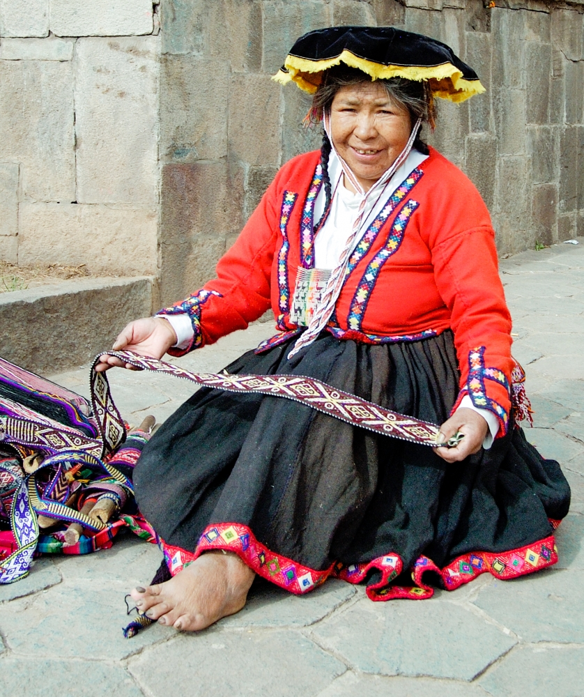 woman sitting and weaving good peru 010