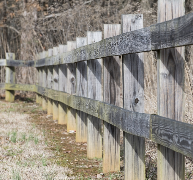wooden-fence-along-trail-in-tennessee