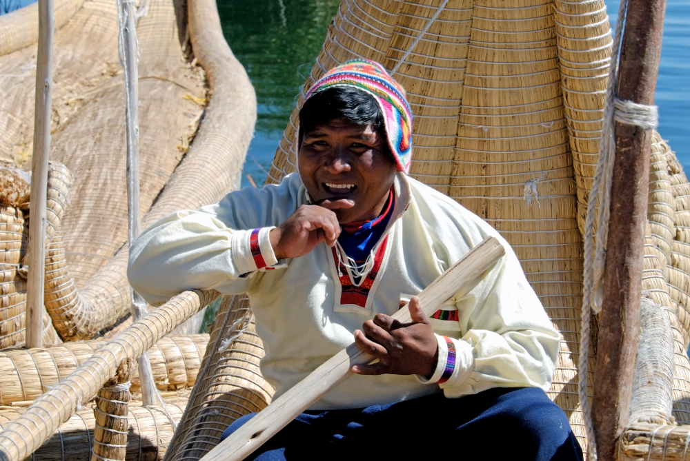 Peru-peruvian man in reed boat on lake 2555a