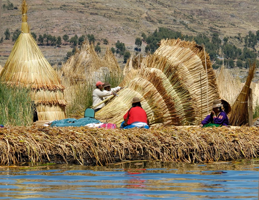 Peru-traditional reed huts lake titicaca photo2658b edit