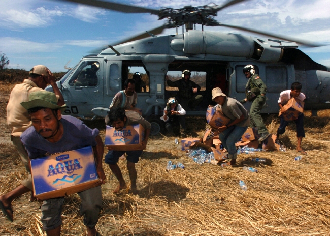 Tsunami Victims Grab Relief Supplies From Helicopter - Classroom Clip Art