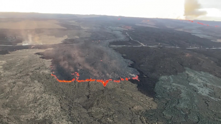 Aerial footage of the Northeast Rift Zone eruption of Mauna Loa