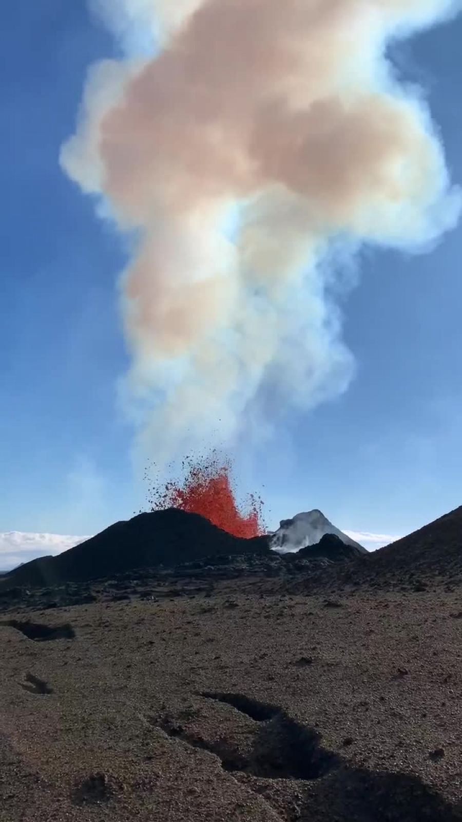 erupting at a high elevation on the Northeast Rift Zone of Mauna Loa