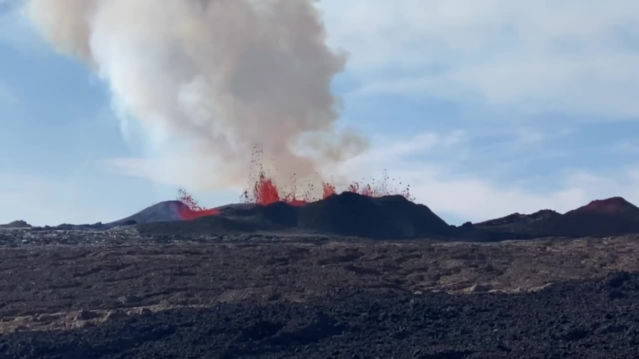 ideo of lava fountaining at fissure 3  Mauna Loa