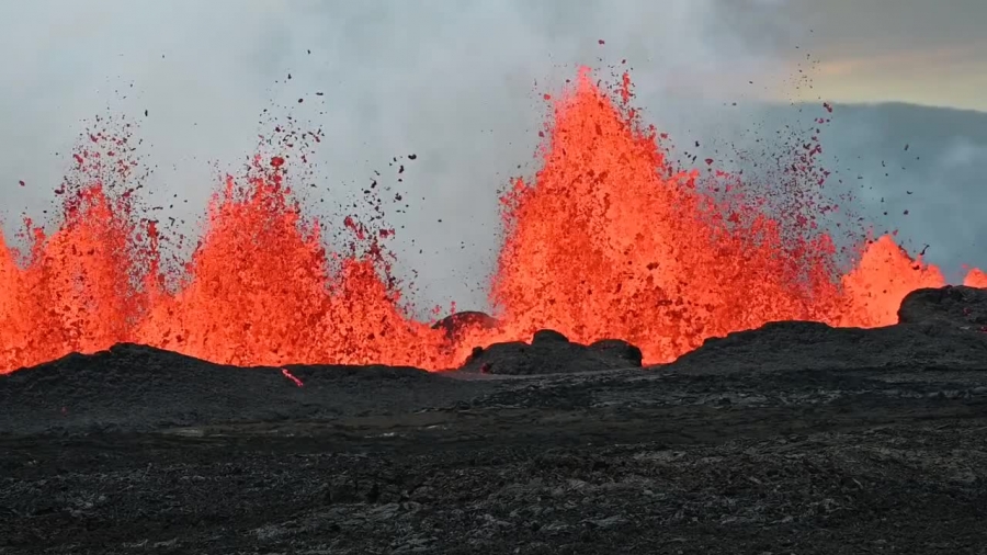 lava fountaining on mauna loa