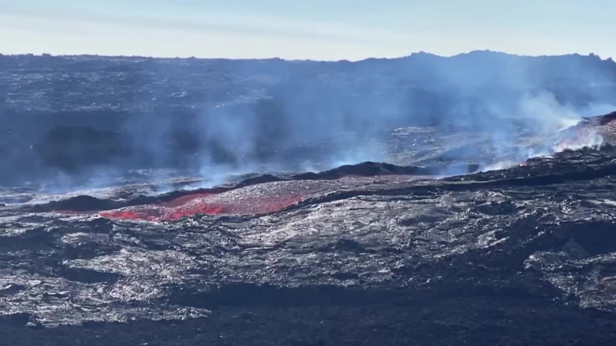 Video of the lava channel issuing from fissure 3