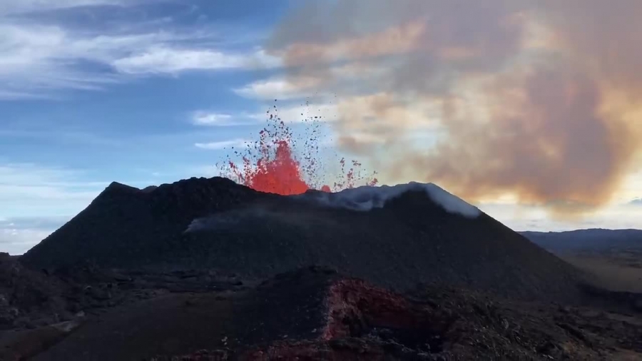 View of fissure 3 erupting on the Northeast Rift Zone of Mauna Lo