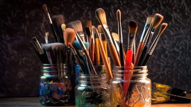 A collection of artists brushes in various sizes